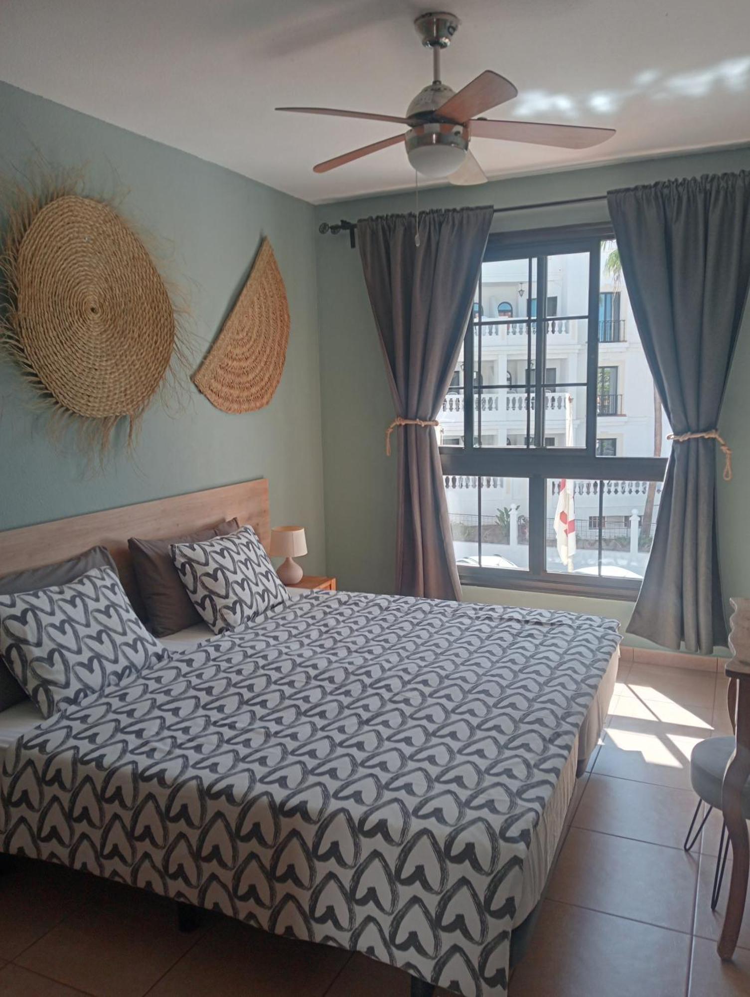 Greatly Located Apartment With Heated Pool, Los Cristianos Los Cristianos  Extérieur photo