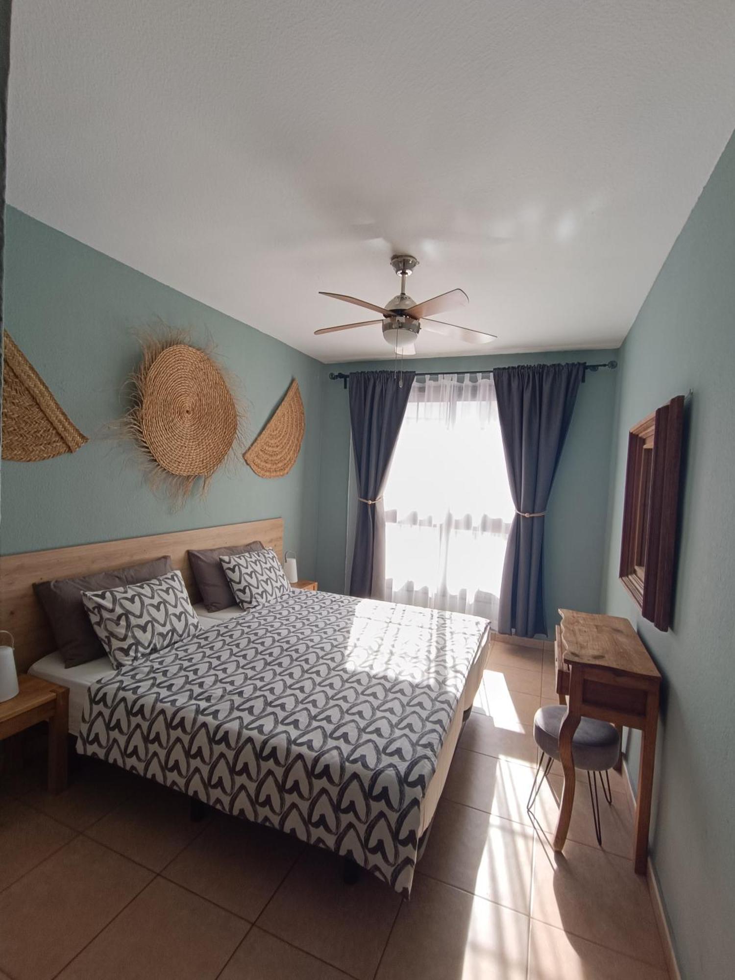 Greatly Located Apartment With Heated Pool, Los Cristianos Los Cristianos  Extérieur photo