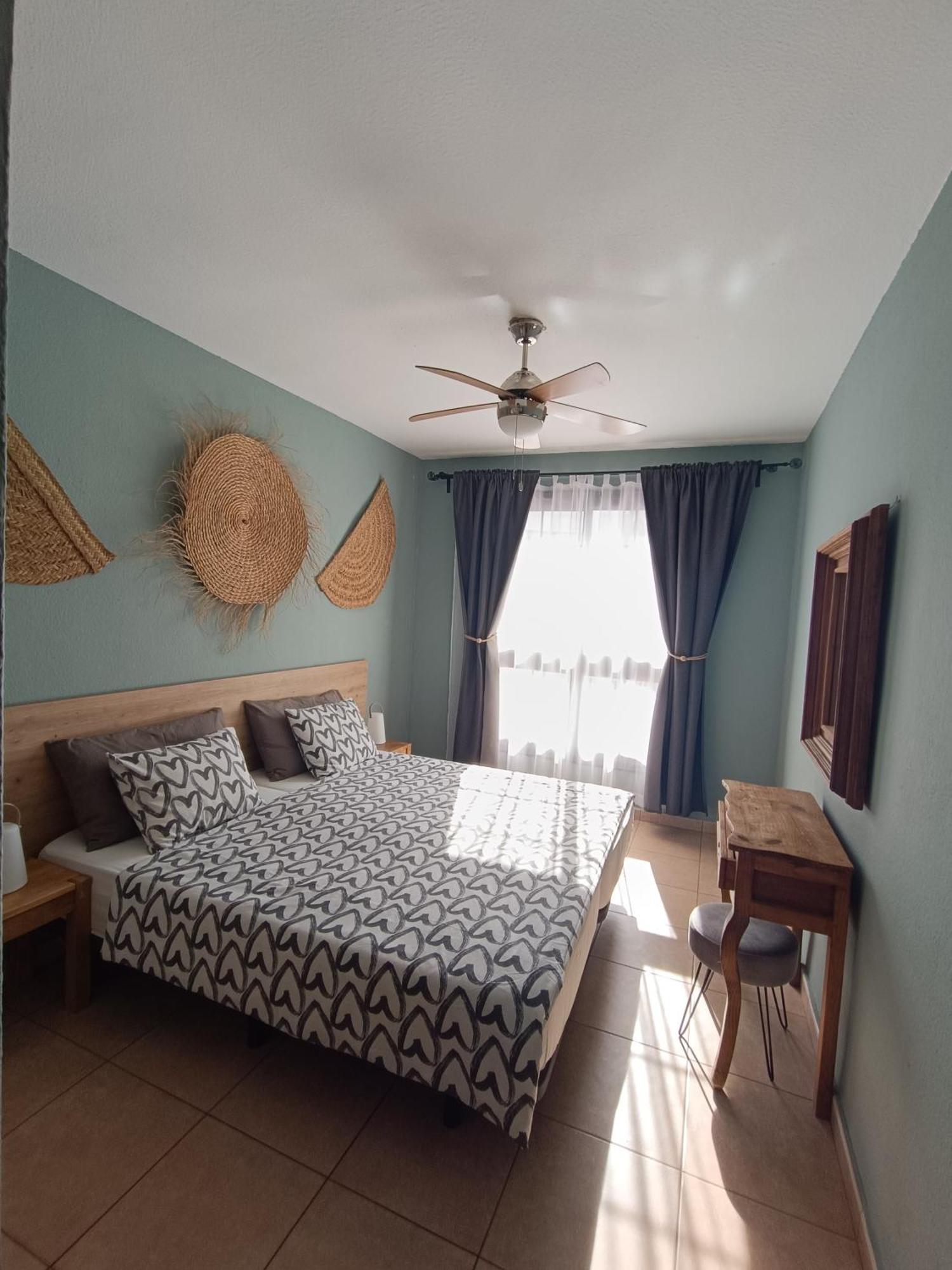Greatly Located Apartment With Heated Pool, Los Cristianos Los Cristianos  Extérieur photo